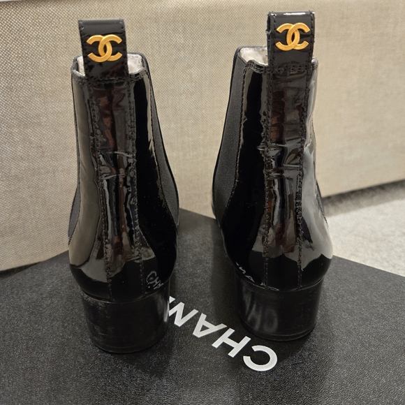 Chanel Black Patent Sheep Shearling Lined Leather Ankle Boots 40.5 - Picture 2 of 11